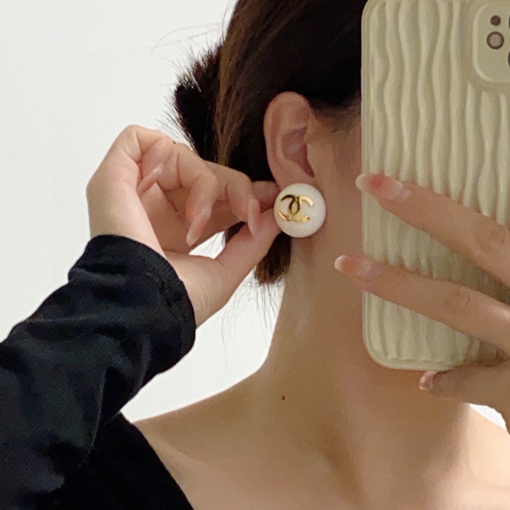 18K  Chanel Pearl Round Earrings